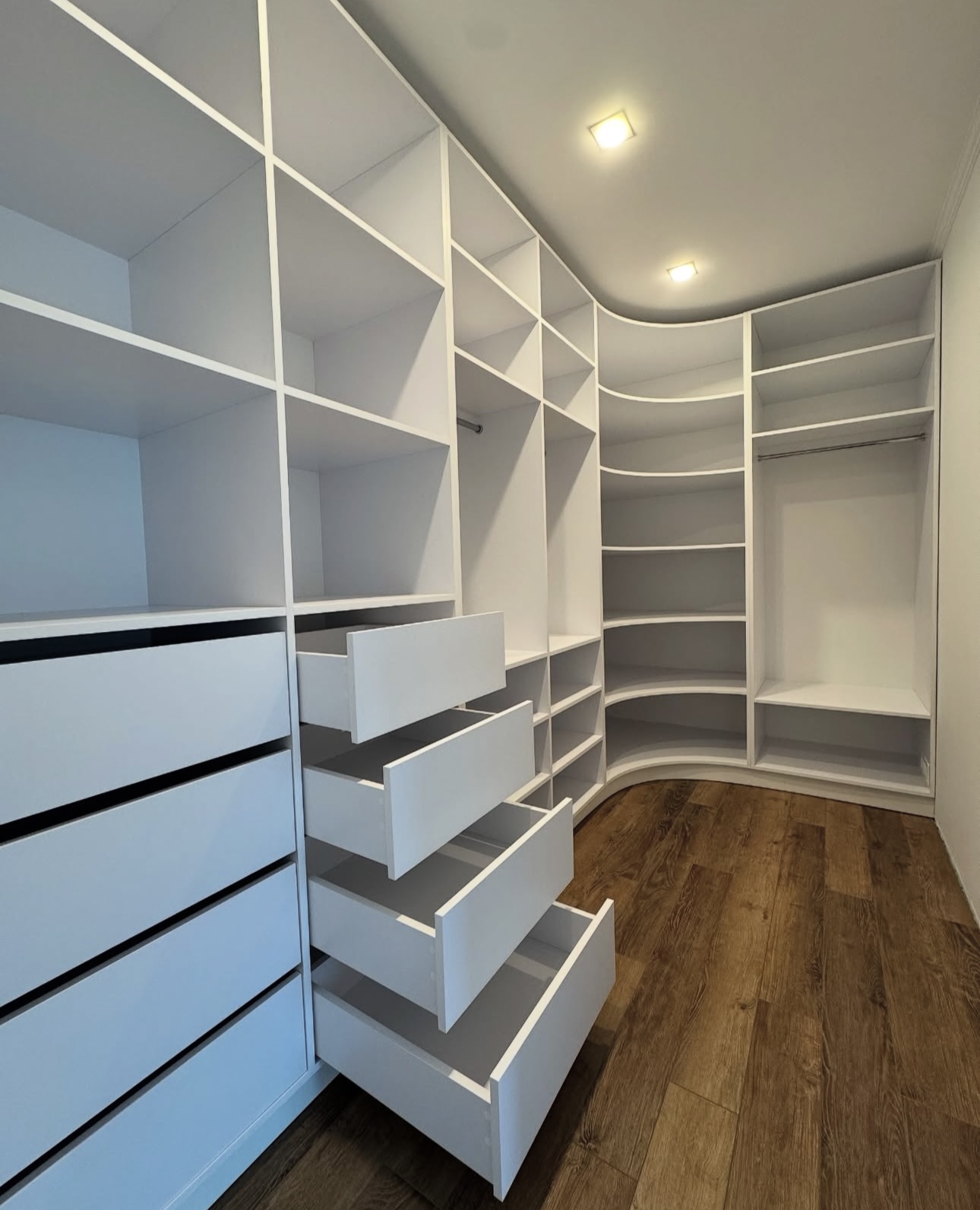 Closet planejado branco com gavetas abertas