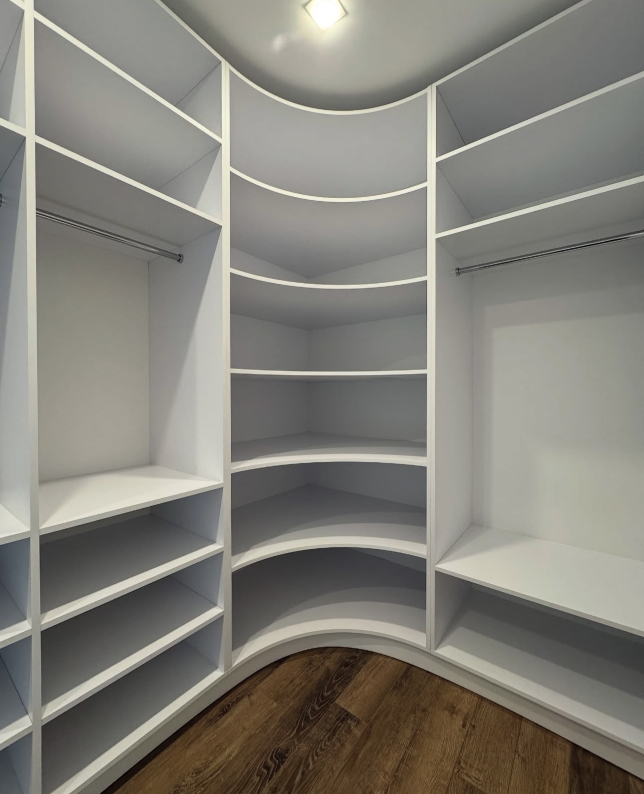 Canto curvo de closet planejado
